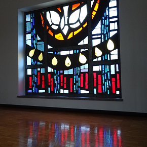 Altach, St. Nikolaus, Heiliggeistfenster vor Taufstein, Heinrich Stäubli, 1959