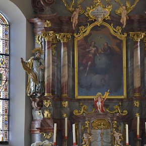Übersaxen, Pfarrkirche Hl. Bartholomäus, Hochaltar, Glasfenster Lamm Gottes