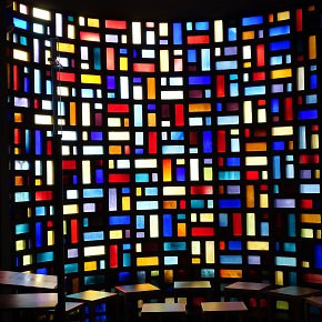 Dornbirn, Carl Lampert Kapelle, 1958 Fritz Pfister farbige Glasbausteine