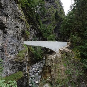 Ebnit, Straße, preisgekrönte Schaufelschluchtbrücke von Marte.Marte Architekten