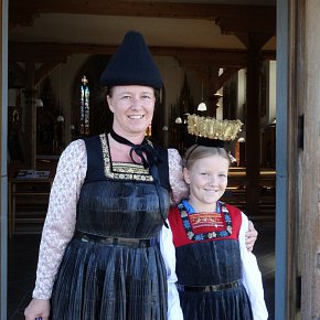 Bregenzerwälderinnen in Tracht mit Juppe und Spitzkappe, Flitterkrone zum Kirchgang, Egg 2014