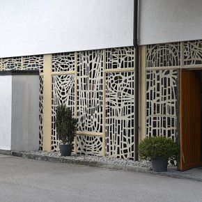 Gantschier, Josef-der-Arbeiter-Kirche, Betonglasfenster 1962 von Adolfo Winternitz, Ausführung durch die Firma Vitraux Vve. Chiara (Lausanne, Schweiz)