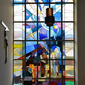 Gantschier, Josef-der-Arbeiter-Kirche, Heilige Familie Josef Zimmermann, Entwurf AS, Ausführung Glas Marte Bregenz 1993