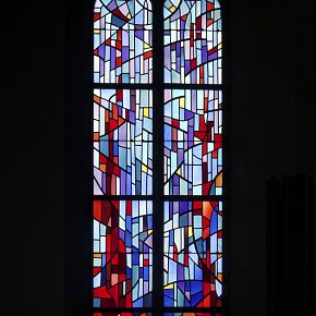 Göfis, Pfarrkirche Hl. Luzius, Chor von Hans Sturn 1503, Neubau Rudolf  Greußing 1971-75, Fenster Albert Wider, Widnau 1974