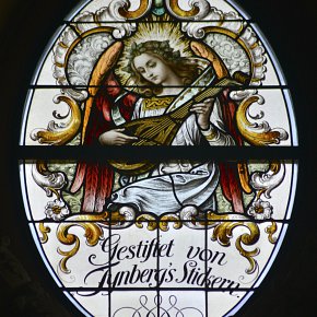 Höchst, Sankt Johann​, hl. Cäcilia, Gestiftet von Tynbergs Stickern, Zettler Glasmalerei München 1910