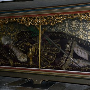 Laterns, St. Nikolaus, Ganzkörperreliquie unter dem Altar, Skelett des hl. Modestus, 1820 aus Rom