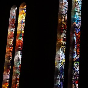 Lustenau-Rheindorf, Erlöserkirche, Lichtspiel auf Fensterwölbungen