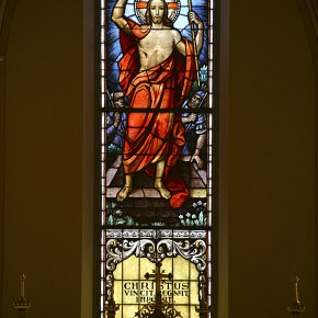 Müselbach (Alberschwende), Herzen Jesu und Mariae, Chor, Christus siegt, regiert, herrscht, 1940 41 Tiroler Glasmalerei