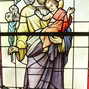 Müselbach (Alberschwende), Herzen Jesu und Mariae, Hl. Josef mit Lilie, im Hintergrund Holzbauten, Zimmermannsgewerbe, 1940 Tiroler Glasmalerei