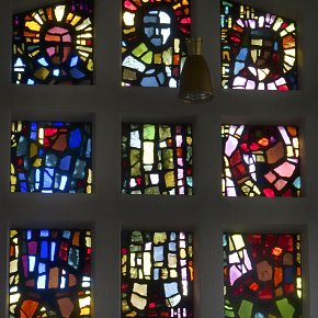 Zwischenwasser Muntlix Pfarrkirche Hl. Fidelis, hll. Ignatius, Gallus, Theresia v Lisieux, Betonglasfenster von Konrad Honold 1960