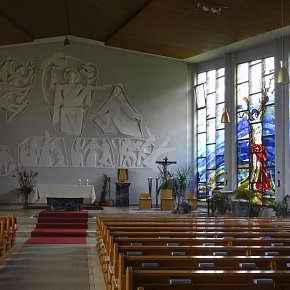 Zwischenwasser Muntlix Pfarrkirche Hl. Fidelis, Blick auf den Altar, Glasfenster hl. Sebastian, Hans Strobl, Tiroler Glasmalereianstalt, Innsbruck 1962