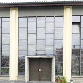 Zwischenwasser Muntlix Pfarrkirche Hl. Fidelis, Glasfenster von außen, Ölberg, Hans Strobl, Tiroler Glasmalereianstalt, Innsbruck 1962