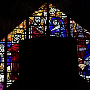 Rankweil, Filialkirche St. Josef, Betonglas, Giebel, Geburt Christi, Flucht nach Ägypten, 1967 Erwin Lutz-Waldner