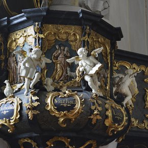 ​St. Gallenkirch, Hl. Gallus, Kanzel um 1787, Josef Anton Renn zugeschrieben, Puten mit Symbolen Göttlicher Tugenden