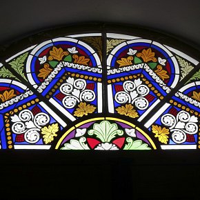 Thal, Pfarrkirche Hl. Franz Xaverius, Glasfenster über dem Portal, 1877