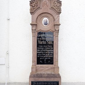 Thal, Pfarrkirche Hl. Franz Xaverius, Denkmal für Pfarrer Martin Sinz