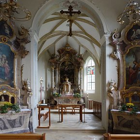 Vikorsberg, Pfarr- und ehemals Klosterkirche St. Viktor, spätromanisches Langhaus mit gotischem Chor, im 18. Jh. barockisiert, 1884 restauriert
