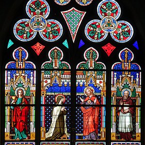 Weiler, Pfarrkirche zum Heiligsten Herzen Jesu, Chor: hl. Johannes Evangelist, Herz Jesu mit hl. Margaretha von Alacoque, hl. Franz von Sales, 1875 Tiroler Glasmalerei