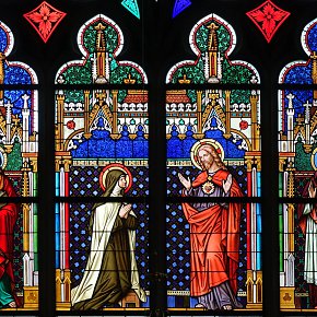 Weiler, Pfarrkirche zum Heiligsten Herzen Jesu, Chor: hl. Johannes Evangelist, Herz Jesu mit hl. Margaretha von Alacoque, hl. Franz von Sales, Tiroler Glasmalerei