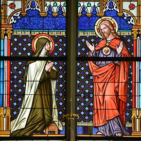 Weiler, Pfarrkirche zum Heiligsten Herzen Jesu, Herz Jesu mit hl. Margaretha von Alacoque, Tiroler Glasmalerei
