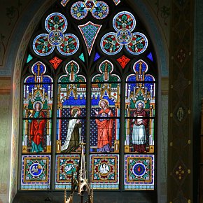 Weiler, Pfarrkirche zum Heiligsten Herzen Jesu, Chor: hl. Johannes Evangelist, Herz Jesu mit hl. Margaretha von Alacoque, hl. Franz von Sales, 1875 Tiroler Glasmalerei