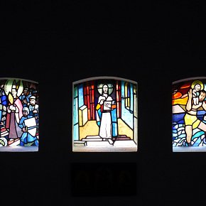 Zürs, Christ-König-Kirche, an der Ostwand hll. Ulrich, Judas Thaddäus und Christophorus, Martin Häusle 1936, Ausführung Tiroler Glasmalereianstalt, Innsbruck