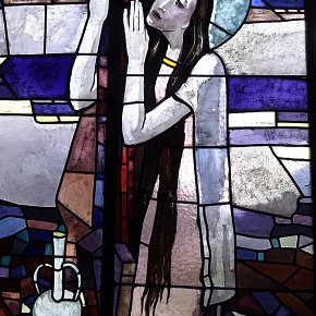 Zürs, Christ-König-Kirche, hl. Magdalena, Martin Häusle, 1936 Ausführung Tiroler Glasmalereianstalt, Innsbruck