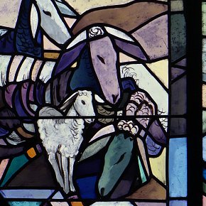 Zürs, Christ-König-Kirche, hl. Wendelin Patron der Tiere, Martin Häusle, 1936 Ausführung Tiroler Glasmalereianstalt, Innsbruck