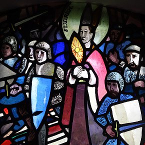 Zürs, Christ-König-Kirche, hl. Ulrich, Martin Häusle 1936, Ausführung Tiroler Glasmalereianstalt, Innsbruck