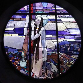 Zürs, Christ-König-Kirche, hl. Magdalena, Martin Häusle, 1936 Ausführung Tiroler Glasmalereianstalt, Innsbruck